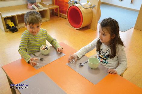 Platzset Müsli Linkshänder Tischdecken will gelernt sein - Kisus e.K. - Kinder, Spiel und Spaß - krippe, krippenausstattung, krippenbedarf