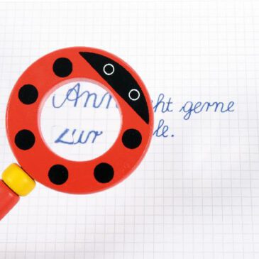 Lupe Holz Marienkäfer, Ente oder Frosch ... Die drei nehmen alles unter die Lupe was mit bloßem Auge nicht gut genug erkannt wird. Mit 3-facher Vergrößerung. Kisus e.K. - Kinder, spiel und Spaß