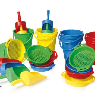 Sandspielset 24er Set Sandspielset für 8 Kinder ... Das 24-teilige Sandspielset enthält alles was eifrige Sandburgenbauer brauchen: 8 Eimer, 8 Siebe, 8 Schaufeln - Kisus e.K. - Kinder, Spiel und Spaß - Kindergartenbedarf, Sandkasten