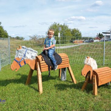 Holzpferd 80 cm lasiert Ausritt bei jedem Wetter ... Stabil, sicher und robust müssen Outdoor-Pferde sein, damit die Kinder lange Freude mit ihnen haben - bei wenig Pflegeaufwand. Auf dem Rücken haben gleich mehrere Reiter Platz. Das Maul ist leicht geöffnet, so können die Kinder die Pferde füttern und auftrensen. Eine kuschelige Mähne und Schweif gehören natürlich dazu. - Kisus e.K. - Kinder, Spiel und spaß