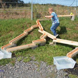 Wasserbahn 12-tlg. Draußen Wasserbahn, drinnen Murmelbahn ... Aus 12 Holzbahnen können die Kinder immer wieder verschiedene Wasser- oder Kugelbahnen bauen. Zwei Y-förmige Bahnen sind umlenkbar. Für die Konstruktion des Gefälles ist die Kreativität der Kinder gefragt, vorhandene Steine, Bauklötze etc. in das Bauwerk mit einzubeziehen: damit später Schiffchen hinabschwimmen, Kastanien hinunter rollen oder Murmeln bis zum Ende der Bahn kugeln. - Kisus e.K. - Kinder, Spiel und spaß - KITA, Kindergartenausstattung