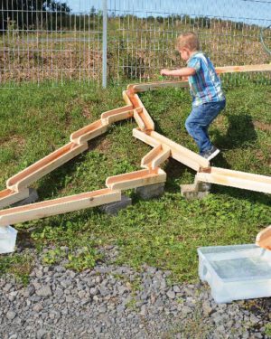 Wasserbahn 12-tlg. Draußen Wasserbahn, drinnen Murmelbahn ... Aus 12 Holzbahnen können die Kinder immer wieder verschiedene Wasser- oder Kugelbahnen bauen. Zwei Y-förmige Bahnen sind umlenkbar. Für die Konstruktion des Gefälles ist die Kreativität der Kinder gefragt, vorhandene Steine, Bauklötze etc. in das Bauwerk mit einzubeziehen: damit später Schiffchen hinabschwimmen, Kastanien hinunter rollen oder Murmeln bis zum Ende der Bahn kugeln. - Kisus e.K. - Kinder, Spiel und spaß - KITA, Kindergartenausstattung