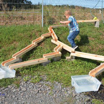Wasserbahn 12-tlg. Draußen Wasserbahn, drinnen Murmelbahn ... Aus 12 Holzbahnen können die Kinder immer wieder verschiedene Wasser- oder Kugelbahnen bauen. Zwei Y-förmige Bahnen sind umlenkbar. Für die Konstruktion des Gefälles ist die Kreativität der Kinder gefragt, vorhandene Steine, Bauklötze etc. in das Bauwerk mit einzubeziehen: damit später Schiffchen hinabschwimmen, Kastanien hinunter rollen oder Murmeln bis zum Ende der Bahn kugeln. - Kisus e.K. - Kinder, Spiel und spaß - KITA, Kindergartenausstattung