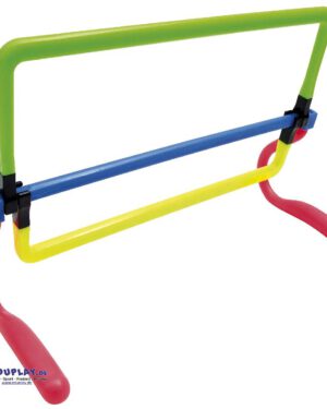 Hürde Für große und kleine Hüpfer ... ist diese Hürde in drei Höhen verstellbar: 16, 23 und 29 cm. Die Bügel können durch Drehen als senkrechtes Höhen-Hindernis und waagrechtes Weiten-Hindernis eingestellt werden. Platzsparende Aufbewahrung durch Eindrehen der Beine.