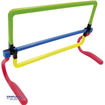 Hürde Für große und kleine Hüpfer ... ist diese Hürde in drei Höhen verstellbar: 16, 23 und 29 cm. Die Bügel können durch Drehen als senkrechtes Höhen-Hindernis und waagrechtes Weiten-Hindernis eingestellt werden. Platzsparende Aufbewahrung durch Eindrehen der Beine.