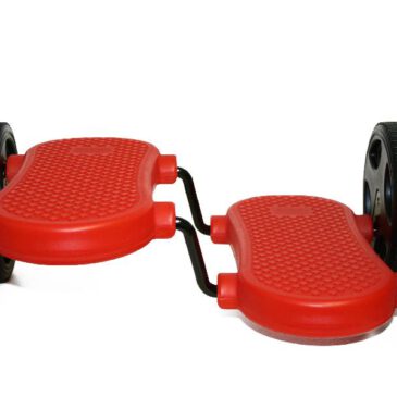 Pedalroller rot Wow! Das braucht Übung ... Trainiere deine Balancierfähigkeit mit diesem robusten Pedalroller, bis du sicher auf den rutschsicheren Kunststofftrittflächen durch den Raum fährst. Auch beim Hindernisparcour als Station ein Highlight. Das Treten macht Laune, stärkt deine Muskelkraft und die Kunststoffräder hinterlassen keine Abriebstreifen am Boden. - Kisus e.K. - Kinder, Spiel und spaß