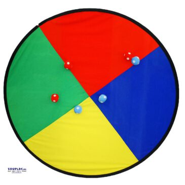 Megawurfscheibe Riesenzielscheibe im handlichen Trageformat ... Durch den Popup-Mechanismus ploppt die 40 cm gefaltete, samtweiche Textilscheibe auf sensationelle 150 cm auf. Die 6 mitgelieferten Bälle haften durch Klettpunkte auf der 4-farbigen Scheibe und lässt jedes Wurfspiel zum Höhepunkt jeder Sportveranstaltung werden. - Kisus e.K. - Kinder, Spiel und Spaß - Schule, Kindergarten