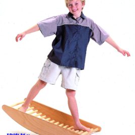 Sprossenwippe aus Holz Hoch hinaus ... wollen angehende Balancierprofis mit dieser Sprossenwippe im klassischen Holzdesign. Doch die Wippe bietet gleich 2 Sportgeräte in Einem. Als Balanciersteg oder als schwungvolle Wippe zum drauf Stehen, drüber Laufen und drauf Sitzen oder Liegen. - Kisus e.K. - Kinder, Spiel und Spaß - Kindergarten, KITA, Schule, Sportunterricht, Sport, Sportverein