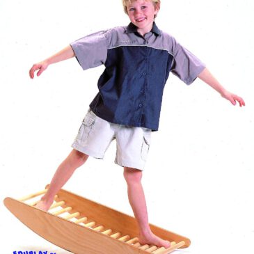 Sprossenwippe aus Holz Hoch hinaus ... wollen angehende Balancierprofis mit dieser Sprossenwippe im klassischen Holzdesign. Doch die Wippe bietet gleich 2 Sportgeräte in Einem. Als Balanciersteg oder als schwungvolle Wippe zum drauf Stehen, drüber Laufen und drauf Sitzen oder Liegen. - Kisus e.K. - Kinder, Spiel und Spaß - Kindergarten, KITA, Schule, Sportunterricht, Sport, Sportverein