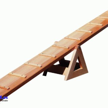 Laufwippe aus Holz Hier ist Konzentration gefragt! ... Bei den ersten Geh-Versuchen über diese Laufwippe ist eine haltende Hand eine zuverlässige Unterstützung. Erst wenn Kinder ein Grundgefühl für den Kippmoment der Wippe haben, ist freihändiges drüber Laufen eine sichere Herausforderung. Die angeschraubten Sprossen bieten zudem optimale Trittsicherheit unter den Turnschuhen. Das Laufen über diese Wippe fördert neben der Koordinationsfähigkeit auch das Selbstbewusstsein. - Kisus e.K. - Kinder, Spiel und Spaß - Kindergarten, Kita Schule, Sportunterricht, Sport, Sportverein