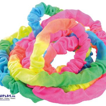 Kooperationsband Im Sitzen, im Stehen, im Laufen ... Mit dem elastischen Kooperationsband können drinnen wie draußen tolle Gemeinschaftsspiele erlebt werden: aufeinander zugehen, sich gemeinsam im Kreis bewegen, Sternformen bilden, im Sitzen die Füße nach oben strecken und dabei das Band mit den Füßen halten ... Dabei lernen die Kinder das soziale Miteinander. - Kisus e.K. - Kinder, Spiel und Spaß