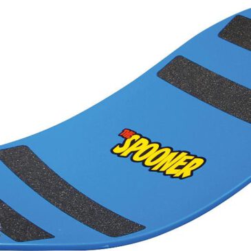 Spoonerboard PRO Der ultimative Funfaktor ... mit Spoonerboard PRO unterwegs auf nahezu jedem Untergrund. Gras, Sand und Schnee sind dabei keinerlei Hindernisse für das Board und es kann noch mehr. Spooner PRO bewältigt nahezu jeden ebenen Untergrund und benötigt dabei weder Boots noch Bindungen. Geeignet für jede Altersgruppe, bereits ab 3 Jahren können Spins, Twists, Slides und vieles mehr geübt und perfektioniert werden. Populär bei Schulsport wegen des Spaßfaktors und des sicheren, hochwertigen Trainings durch seinen unzerstörbaren Aufbau. - Kisus e.K. - Kinder, Spiel und Spaß - Kindergartn, Kita, Sport, Sportunterricht, Sportverein, Schule