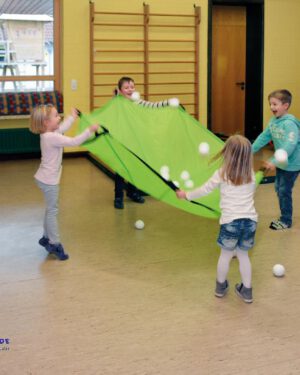 Schwungtuch grasgrün Mit vereinten Kräften ... Einfarbige Schwungtücher erfreuen sich einer immer größeren Beliebtheit. Wenn alle Kinder gleichzeitig dem Tuch Schwung geben - fliegen die Bälle oder Luftballons in die Höhe. Spielspaß für drinnen und draußen. Fördert die Auge-Hand-Koordination und das Gefühl für Rhythmus. Inklusive komfortabler Aufbewahrungstasche. mit 8 Griffschlaufen.