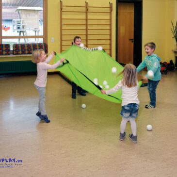 Schwungtuch grasgrün Mit vereinten Kräften ... Einfarbige Schwungtücher erfreuen sich einer immer größeren Beliebtheit. Wenn alle Kinder gleichzeitig dem Tuch Schwung geben - fliegen die Bälle oder Luftballons in die Höhe. Spielspaß für drinnen und draußen. Fördert die Auge-Hand-Koordination und das Gefühl für Rhythmus. Inklusive komfortabler Aufbewahrungstasche. mit 8 Griffschlaufen.