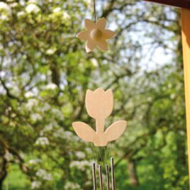 Windspiel Blume Geschenk für die Sinne ... Ein Hingucker im Fenster, zur klangvollen Begrüßung an der Türe oder als Windbote im Garten ist dieses Windspiel mit vier Klangstäbchen.