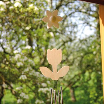 Windspiel Blume Geschenk für die Sinne ... Ein Hingucker im Fenster, zur klangvollen Begrüßung an der Türe oder als Windbote im Garten ist dieses Windspiel mit vier Klangstäbchen.