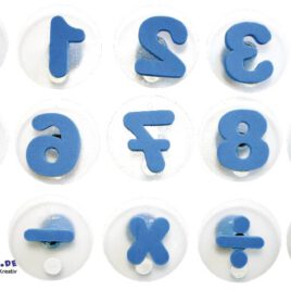 Riesenstempel Zahlen 15er Set blau 2 x 3 macht 6 ... Die Zahlenstempel von 0 bis 9 helfen beim Zahlen Lernen, erleichtern das Beschriften mit Nummern, und mit ihnen kann man zeigen, dass sich die Zahlenreihenfolge auch bei den zwei- und dreistelligen Zahlen fortsetzen. Inhalt: 15 Stück. Inkl. Grundrechenzeichen. - Kisus e.K. - Kinder, Spiel und spaß - Schule, kindergarten, großhandel