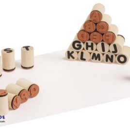 Alphabet Stempel rund Kompakte Holzstempel ... Buchstabe für Buchstabe lernen und damit Wörter schreiben. Praktisch zum Basteln von Karten, Bedrucken von Stoff und zum Beschriften.