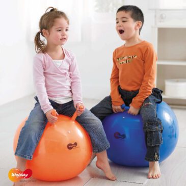 Sprungball Klassiker Der Hüpfball ist bis 120 kg belastbar. Er fördert Hand-Augen Koordination, Körperbeherrschung und stärkt die Muskeln.