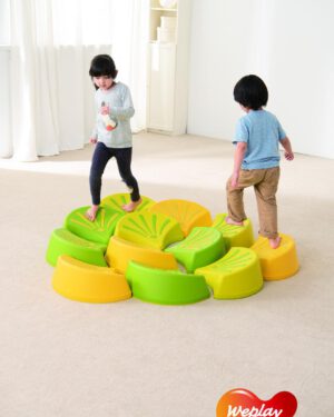 Plan your step 6 sommerlich gestalteten Blütenblätter ... Die Steine in Blütenblätter-Optik simulieren durch ihre Neigung unwegsames Gelände eines Berges, felsigen Untergrund und Abhänge. Somit können die Steine nur durch Geschick und Konzentration bestiegen werden