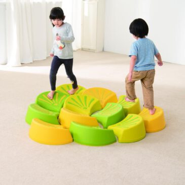 Plan your step 6 sommerlich gestalteten Blütenblätter ... Die Steine in Blütenblätter-Optik simulieren durch ihre Neigung unwegsames Gelände eines Berges, felsigen Untergrund und Abhänge. Somit können die Steine nur durch Geschick und Konzentration bestiegen werden
