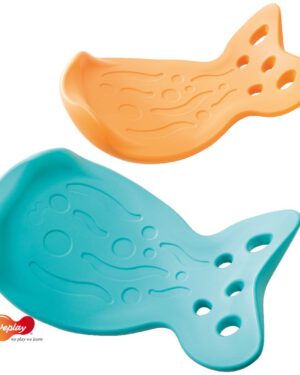 Whally Board Vielseitiges Balance-Board Sitzen, stehen, schaukeln - das vielseitige, ergonomisch geformte Bord ist inspiriert von der Form eines springenden Wals. Seine Oberfläche fördert durch die wellen- und blasenförmigen Strukturen die taktile Wahrnehmung der Kinder und ihre Phantasie. Beim Balancieren werden zudem die Koordination und der Gleichgewichtssinn trainiert.