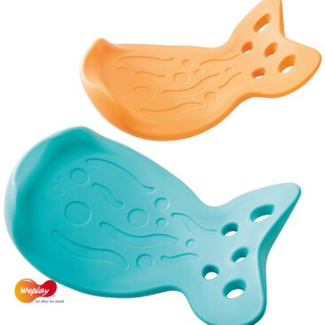 Whally Board Vielseitiges Balance-Board Sitzen, stehen, schaukeln - das vielseitige, ergonomisch geformte Bord ist inspiriert von der Form eines springenden Wals. Seine Oberfläche fördert durch die wellen- und blasenförmigen Strukturen die taktile Wahrnehmung der Kinder und ihre Phantasie. Beim Balancieren werden zudem die Koordination und der Gleichgewichtssinn trainiert.