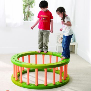Balancerad grün Es gibt jede Menge verschiedene Möglichkeiten ... mit dem neuen Balancerad von Weplay zu spielen. Zum Beispiel ist das Rad als Halbkreis ein toller Kletterpfad für Kinder, als komplettes Rad hochkant oder seitlich auf dem Boden aufliegend bietet es für Kinder viele Varianten zum Balancieren, Klettern, Krabbeln und so weiter. Die vielfältigen Spielmethoden bieten zudem unterschiedliche Trainings, Herausforderungen und natürlich Spaß.