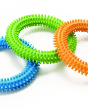 Twister Die 3 verschiedenen Festigkeiten der Ringe ... ermöglichen die stufenweise Stärkung des Handgriffs. Die Noppen sorgen für eine Anregung der Berührungssinne. Durch Halten, Drehen und Drücken der Ringe werden die Handmuskeln gestärkt. Fördert die Flexibilität der Handgelenke und die hohe Dichte der Noppen sorgt für ein exzellentes Massageerlebnis. - Kisus e.K. - Kinder, Spiel und Spaß - Krippe, Thearpie