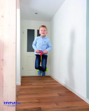 Pogo-Jumper Quietschvergnügter Hüpfspaß ... Mit dem soften Pogo Jumper wird Hüpfen zu einem neuen Erlebnis: Weiche Griffe, flexible Gummiseile und in der Trittfläche befindet sich eine Hupe, die beim Springen lustig quietscht. Wie wäre es mal mit einem Wetthüpfen? Fördert Balance, Koordination und stärkt die Muskeln. - Kisus e.K. - Kinder, Spiel und Spaß - kiga kindergarten ausstattung, kita, schule, sportunterricht, draußen, außen