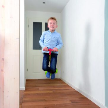 Pogo-Jumper Quietschvergnügter Hüpfspaß ... Mit dem soften Pogo Jumper wird Hüpfen zu einem neuen Erlebnis: Weiche Griffe, flexible Gummiseile und in der Trittfläche befindet sich eine Hupe, die beim Springen lustig quietscht. Wie wäre es mal mit einem Wetthüpfen? Fördert Balance, Koordination und stärkt die Muskeln. - Kisus e.K. - Kinder, Spiel und Spaß - kiga kindergarten ausstattung, kita, schule, sportunterricht, draußen, außen