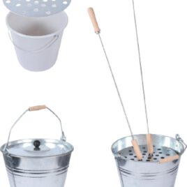 Asche-/Reinigungseimer Set Grillspieße leicht reinigen & Asche entsorgen ... Nach dem Grillen wird aufgeräumt. Die Grillspieße müssen gereinigt und Asche entsorgt werden. Das Asche-/Reinigungseimer Set erleichtert Ihnen die Arbeit dabei: Zur einfacheren Reinigung der Grillspieße wird der 10-Liter Kunststoffeimer (befüllt mit Wasser und Spülmittel) in den Blecheimer gestellt und darauf die runde Lochblechscheibe platziert. Anschließend werden die gebrauchten Grill- und Stockbrot Spieße einfach von oben durch die Löcher gesteckt, so dass sie im Spülwasser einweichen und dann leichter von Hand gereinigt werden können. Danach dient der 15-Liter-Blecheimer zur Entsorgung der Asche und vielleicht noch nicht ganz ausgekühlter Holz-/Kohlereste. Der Deckel mit Kunststoffknauf sorgt dafür, dass der Inhalt bei Wind nicht davon getragen wird. Zugedeckt werden die Grillrückstände auch nicht nass - denn Kohle-Matsch ausleeren macht auch keinen Spaß.