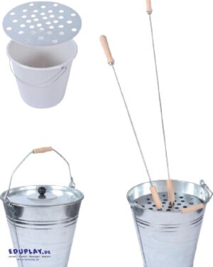 Asche-/Reinigungseimer Set Grillspieße leicht reinigen & Asche entsorgen ... Nach dem Grillen wird aufgeräumt. Die Grillspieße müssen gereinigt und Asche entsorgt werden. Das Asche-/Reinigungseimer Set erleichtert Ihnen die Arbeit dabei: Zur einfacheren Reinigung der Grillspieße wird der 10-Liter Kunststoffeimer (befüllt mit Wasser und Spülmittel) in den Blecheimer gestellt und darauf die runde Lochblechscheibe platziert. Anschließend werden die gebrauchten Grill- und Stockbrot Spieße einfach von oben durch die Löcher gesteckt, so dass sie im Spülwasser einweichen und dann leichter von Hand gereinigt werden können. Danach dient der 15-Liter-Blecheimer zur Entsorgung der Asche und vielleicht noch nicht ganz ausgekühlter Holz-/Kohlereste. Der Deckel mit Kunststoffknauf sorgt dafür, dass der Inhalt bei Wind nicht davon getragen wird. Zugedeckt werden die Grillrückstände auch nicht nass - denn Kohle-Matsch ausleeren macht auch keinen Spaß.