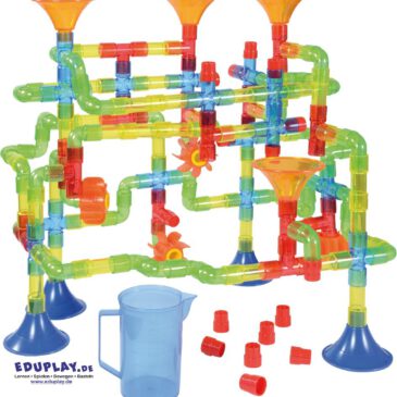 Wasserbahn-Set transparent 151 Teile Wasserspiele für drinnen ... Hier sind die Kreativität und die Fingerfertigkeit kleiner Bauingenieure gefragt: Aus Rohren, verschiedenen Verbindern, Stöpseln, Füßen, Wasserrädern und Einfülltrichtern können sie gemeinsam ihren Traum vom eigenen Wasserlabyrinth verwirklichen. Wie bauen sie eine stabile Basis? Welche Wege soll das Wasser gehen? Und wie können möglichst alle Teile zum großen Ganzen kombiniert werden? Eine gelungene Konstruktion schafft Erfolgserlebnisse - und der Spielspaß mit Wasser ist garantiert. Ganz nebenbei werden räumliches Vorstellungsvermögen, Sozialverhalten, Kommunikation und feinmotorische Fähigkeiten geschult. Kisus e.K. - Kinder, Spiel und Spaß - FAch-Großhandel für Kindergartenbedarf, Spielwaren und Bastelbedarf