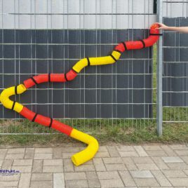 Mega Flexi Pipe 75 x 8,5 cm farbig gemischt Die Outdoor Bällebahn zum selbst gestalten Aus sechs flexiblen Röhren bauen Kinder sich ihre eigene Bällebahn. Jede Kunststoffröhre lässt sich bis zu 75 cm ausziehen und wellenförmig oder gebogen formen. Mit wiederverwendbaren Klettbändern wird Stück für Stück befestigt, z. B. an einem Zaun - und schon können die Bälle durch den Tunnel rollen. - Kisus e.K. - Kinder, Spiel und Spaß - Fach-Großhandel für Kindergartenbedarf und Spielwaren