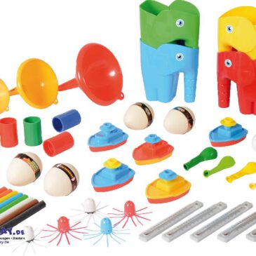 Wasser-Experimente Umfangreiches Set zum Experimentieren ... Eingießen, umfüllen, Boote fahren lassen, Regen erzeugen, Temperaturen messen, Tiere schlüpfen lassen... Mit diesem Set und Wasser können sich Kinder stundenlang sinnvoll beschäftigen und mit Spaß durch eigene Erfahrungen lernen. Das Set wird in einer transparenten 15 Liter Kunststoffkiste mit Deckel geliefert. Enthalten sind: 3 Trichter, 4 Elefantenschaufeln, 5 wachsende Eier mit Tier, 5 Thermometer, Knetmasse in 8 Farben, 5 Flaschenkraken, 5 Flaschentornados, 1 Pluï Rain Cloud, 5 Ballon Boote. Kisus e.K. - Kinder, Spiel und Süaß - FAch-Großhandel für Kindergarten, Schule, KITA, Spielwaren und Bastelbedarf