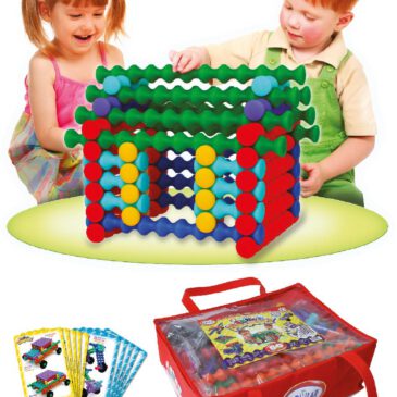 Playstix Mega Von einfachen bis komplexen Konstruktionen Mit Playstix können Kinder ihre Fähigkeiten Stück für Stück ausbauen. Über Kreuz platziert greifen die Bausteine in gerillter Form ineinander und bleiben fest an Ort und Stelle. Das Besondere: Die Playstix können auch hochkant verbaut werden. Dabei rasten die Erhöhungen in die Vertiefungen anderer Playstix und werden mit einem Click verriegelt. Die beiliegenden Vorlagenkarten zeigen Modelle für Anfänger und Fortgeschrittene zum Nachbauen. Mit beiliegenden Rädern können auch Fahrzeuge konstruiert werden. 80-teiliges Set in Tragetasche: 76 Playstix in 7 Längen, jede Länge in einer anderen Farbe, 4 Räder, 10 doppelseitige Vorlagenkarten. - Kisus e.K. - Kinder, Spiel und Spaß -FAch-Großhandel für Kindergartenausstattung, Spielwaren und Bastelbedarf