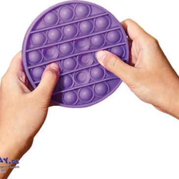Motorik-Drück-Scheibe Spiel und Spaß für fingerfertige Kids ... Mit einem oder mehreren Fingern gleichzeitig lassen sich die Bobbles auf der Scheibe drücken, so dass mit einem ploppenden Geräusch eine Vertiefung entsteht und diese als Erhöhung auf der anderen Seite der Silikonscheibe wieder zum Vorschein kommt. So ist die Motorik-Drückscheibe dauerhaft beidseitig bespielbar UND sie hat auch hervorragende Flugeigenschaften als Wurfscheibe. Farbig sortiert. - Kisus e.K. - Kinder, Spiel und Spaß - Fach-Großhandel für Kindergarten, Kita, Schule und Hort