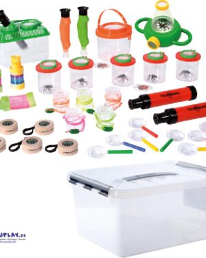 Forscher-Box Alles für die Gruppen-Expedition ... Dieses umfassende Entdecker-Set lässt die Herzen kleiner Forscher höher schlagen: Himmelsrichtung bestimmen, in die Ferne blicken, Naturmaterialien sammeln und mit diversen Lupen von allen Seiten betrachten. Gemeinsam erleben Kinder die Natur als Abenteuer - da kommt bestimmt keine Langeweile auf. Und der gemeinsame Austausch fördert das soziale Miteinander und die Kommunikation zugleich. Alle Produkte sind auch einzeln erhältlich - so kann das Set beliebig ergänzt werden. Das Set wird in einer transparenten 15 Liter Kunststoffkiste mit Deckel geliefert. Enthalten sind: 1 Explorer-Box, 2 Eduscope, 1 Insekteneimerchen, 1 Zwei-Wege Lupendose, 3 Federteleskope, 5 große Becherlupen, 5 kleine Becherlupen, 2 Teleskope, 5 Kompasse aus Holz, 8 bunte Handlupen. - Kisus e.K. - Kinder, Spiel und Spaß - Fachgroßhandel für KITA, Kindergarten, Hort und Schule