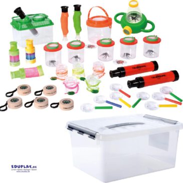 Forscher-Box Alles für die Gruppen-Expedition ... Dieses umfassende Entdecker-Set lässt die Herzen kleiner Forscher höher schlagen: Himmelsrichtung bestimmen, in die Ferne blicken, Naturmaterialien sammeln und mit diversen Lupen von allen Seiten betrachten. Gemeinsam erleben Kinder die Natur als Abenteuer - da kommt bestimmt keine Langeweile auf. Und der gemeinsame Austausch fördert das soziale Miteinander und die Kommunikation zugleich. Alle Produkte sind auch einzeln erhältlich - so kann das Set beliebig ergänzt werden. Das Set wird in einer transparenten 15 Liter Kunststoffkiste mit Deckel geliefert. Enthalten sind: 1 Explorer-Box, 2 Eduscope, 1 Insekteneimerchen, 1 Zwei-Wege Lupendose, 3 Federteleskope, 5 große Becherlupen, 5 kleine Becherlupen, 2 Teleskope, 5 Kompasse aus Holz, 8 bunte Handlupen. - Kisus e.K. - Kinder, Spiel und Spaß - Fachgroßhandel für KITA, Kindergarten, Hort und Schule