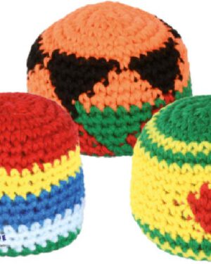 Kick-Strickball 6er Set Vielseitiges Sportgerät für die Hosentasche ... Der kleine, mit hochwertigem Kunststoffgranulat gefüllte Ball für Tricks kann mit dem Fußrücken, Knie, Hände, Oberkörper und anderen Körperteilen gekickt und wieder aufgefangen werden. Mit Spaß werden so Gleichgewicht, Konzentration und Muskeln trainiert.