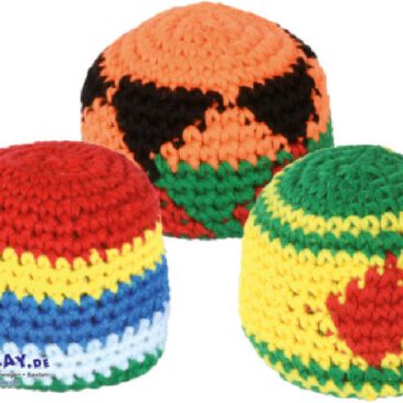 Kick-Strickball 6er Set Vielseitiges Sportgerät für die Hosentasche ... Der kleine, mit hochwertigem Kunststoffgranulat gefüllte Ball für Tricks kann mit dem Fußrücken, Knie, Hände, Oberkörper und anderen Körperteilen gekickt und wieder aufgefangen werden. Mit Spaß werden so Gleichgewicht, Konzentration und Muskeln trainiert.