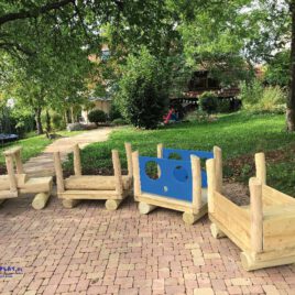 U3-Spielkombi Eisenbahn Alles Einsteigen! ... Diese U3-Eisenbahn aus hochwertigem Robinienholz regt Kinder nicht zum Träumen an, sie animiert auch zum Klettern und Bewegen. In ihrer Fantasie reisen die kleinen Passagiere um die halbe Welt und erleben dabei spannende Abenteuer. Ideal überall, wo mehrere Kinder gleichzeitig miteinander spielen wollen. Der Zug besteht aus: 1 Lokomotive, 1 Waggon mit PE-Seitenwänden und Gucklöchern, 1 Waggon mit Stämmen, 1 Waggon mit 2 Treppenstufen und Edelstahl-Rutsche.