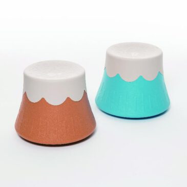 Rocking Volcano Misty Blue Artikelnummer: KE0011-00B Sitzen bleiben und gleichzeitig dem Bewegungsdrang nachgehen ... Stillsitzen kann für Kinder sehr langweilig sein. Das Resultat: manche rutschen auf ihrem Stuhl hin und her, sie können sich nicht mehr konzentrieren. Andere langweilen sich und versinken in Tagträumereien. Und manche Kinder können aggressiv werden. Um Vulkanausbrüche in der Gruppe zu vermeiden und den Bedürfnissen der Kinder nachzukommen, auch wenn alle sitzen bleiben sollen, wurde Rocking Volcano entwickelt. Die erhabene Struktur auf der Sitzfläche gleicht einem Feuer speienden Vulkan. Der bequeme, konkave Sitz sorgt für die richtige Sitzposition. Durch den gewölbten Boden sind Bewegungen in alle Richtungen möglich - so können Kinder ausreichend wippen, sich drehen und wackeln, während die aufrechte Sitzhaltung erhalten bleibt. Diese Aktivität verbessert die Konzentration der Kinder, zugleich werden ihre Muskelkraft, Gleichgewicht und Körperhaltung trainiert. Und der Clou: Rocking Volcano kann auch auf den Kopf gestellt werden. Mit der planen Seite nach unten steht der Hocker stabil und die gewölbte Sitzfläche ermöglicht dynamisches Sitzen - so können Verspannungen durch langes Sitzen vermieden werden. Rocking Volcano ist auch für Erwachsene geeignet, denn er ist belastbar bis 80 kg.