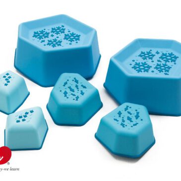 Balance Rocking Ice Stabil, kippelnd, schaukelnd ... Die Balancesteine in drei Höhen haben verschiedene Formen und rutschfeste Oberflächenstrukturen: Die Schneeflocken, Fußabdrücke von Pinguinen und Fische schulen den Tastsinn beim barfüßigen Begehen. Wie auf richtigen Eisschollen, die im Wasser schwimmen, kann in einem Parcours der Schwierigkeitsgrad des Balancierens variieren, denn jeder Schritt fordert und fördert den Gleichgewichtssinn und die Körperbeherrschung. Kisus e.K. Kinder, SPiel und Spaß -Fachgroßhandel für Kindergarten, Kita und Krippe - Bewegungsbaustelle