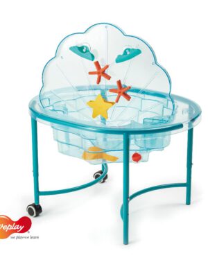 Sand and Water Clam Der indoor Sand- und Wasserspielplatz Die transparente Wanne in Muschelform mit abgestuftem Rand ermöglicht es bis zu sechs Kindern mit Wasser in verschiedenen Tiefen zu spielen und dabei sensorische Erfahrungen zu sammeln. Der Deckel kann senkrecht in die Wanne gestellt und die verschiedenen Wasserspielzeuge mit Saugnäpfen daran befestigt werden. Die beiden runden Fächer am Wannenrand dienen zur Aufbewahrung des Zubehörs und erleichtern das Öffnen und Schließen des Deckels. Im Gestell unter der Wanne platziert dient der Deckel als Ablagefläche. Trichter, Wasserräder und Rinnen ermöglichen es, den Wasserfluss zu variieren. Beim Spielen damit lernen die Kinder zu kommunizieren und mit Gleichaltrigen zu teilen. Durch eine Öffnung am Boden wird das Wasser nach Gebrauch einfach abgelassen. Alternativ kann die muschelförmige Wanne auch mit Sand gefüllt werden, um den Kindern abwechslungsreiche Sinneserfahrungen zu bieten.