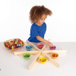 Trennkreuz für runden Leuchttisch Zum Sortieren, Zählen, Muster bilden Die einzelnen Elemente lassen sich leicht zu einem kreisförmigen Trennkreuz mit 6 Unterteilungen zusammenstecken. Es passt perfekt in den runden Leuchttisch 110493 und kann auch unabhängig davon auf einem Tisch oder Boden aufgestellt werden: für Matheaufgaben, zum gemeinsamen Spielen, zur Entwicklung motorischer Fähigkeiten, zum Beobachten und Verstehen von Gegenständen und Sachverhalten. - Kisus e.K. - Kinder, Spiel und Spaß - Fachgroßhandel für Kindergartenausstattung, Spielwaren und Bastelbedarf