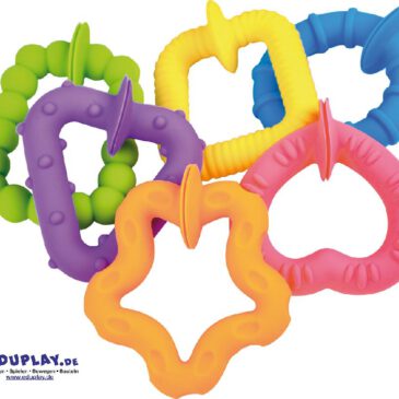Saugnapf-Formen Spiel 6er Set Tolles Design und ein Fühlerlebnis für die Finger Die bunten, dehnbaren Silikonformen mit Saugnäpfen animieren Kinder zu spielerischen Experimenten: miteinander verketten, testen auf welchen Oberflächen die Saugnäpfe halten ... und laut schnalzend wieder lösen. Verschiedene Strukturen auf der Oberfläche sprechen den Tastsinn an. - Kisus e.K. - Kinder, Spiel und Spaß - Fachgroßhandel für Kindergartenausstattung, Spielwaren und Bastelbedarf