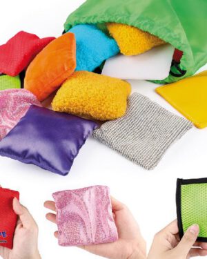 Sensorik-Säckchen 20er Set Glatt, plüschig, genoppt, kratzig, samtweich Durch Ertasten und Fühlen zwei gleiche Säckchen zu finden fördert die Sinneswahrnehmung der Kinder. Die 10 x 2 Säckchen haben verschiedene Farben, sind aus unterschiedlichen Oberflächenmaterialien, mit diversen Füllungen, mal stärker und mal flach und je nach Füllung unterschiedlich schwer. Die Säckchen können auch für Wurfspiele oder zum Kneten in den Händen verwendet werden. Inkl. Zugbeutel zur Aufbewahrung. - Kisus e.K. - Kinder, Spiel und Spaß - FAchgroßhandel für Kindergartenausstattung, Spielwaren und Bastelbedarf