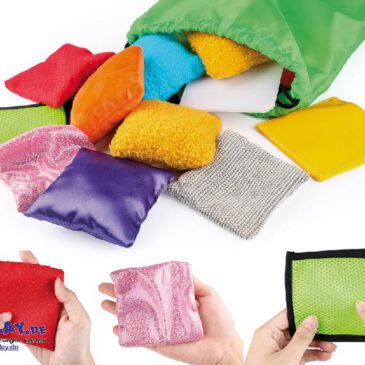 Sensorik-Säckchen 20er Set Glatt, plüschig, genoppt, kratzig, samtweich Durch Ertasten und Fühlen zwei gleiche Säckchen zu finden fördert die Sinneswahrnehmung der Kinder. Die 10 x 2 Säckchen haben verschiedene Farben, sind aus unterschiedlichen Oberflächenmaterialien, mit diversen Füllungen, mal stärker und mal flach und je nach Füllung unterschiedlich schwer. Die Säckchen können auch für Wurfspiele oder zum Kneten in den Händen verwendet werden. Inkl. Zugbeutel zur Aufbewahrung. - Kisus e.K. - Kinder, Spiel und Spaß - FAchgroßhandel für Kindergartenausstattung, Spielwaren und Bastelbedarf